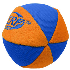 Balle Nerf Dog Trackshot bleu et orange, grande visibilité lors des lancers.