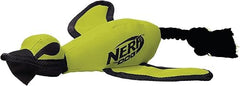 Nerf Dog Trackshot: canard vert pour suivre facilement le lancer.