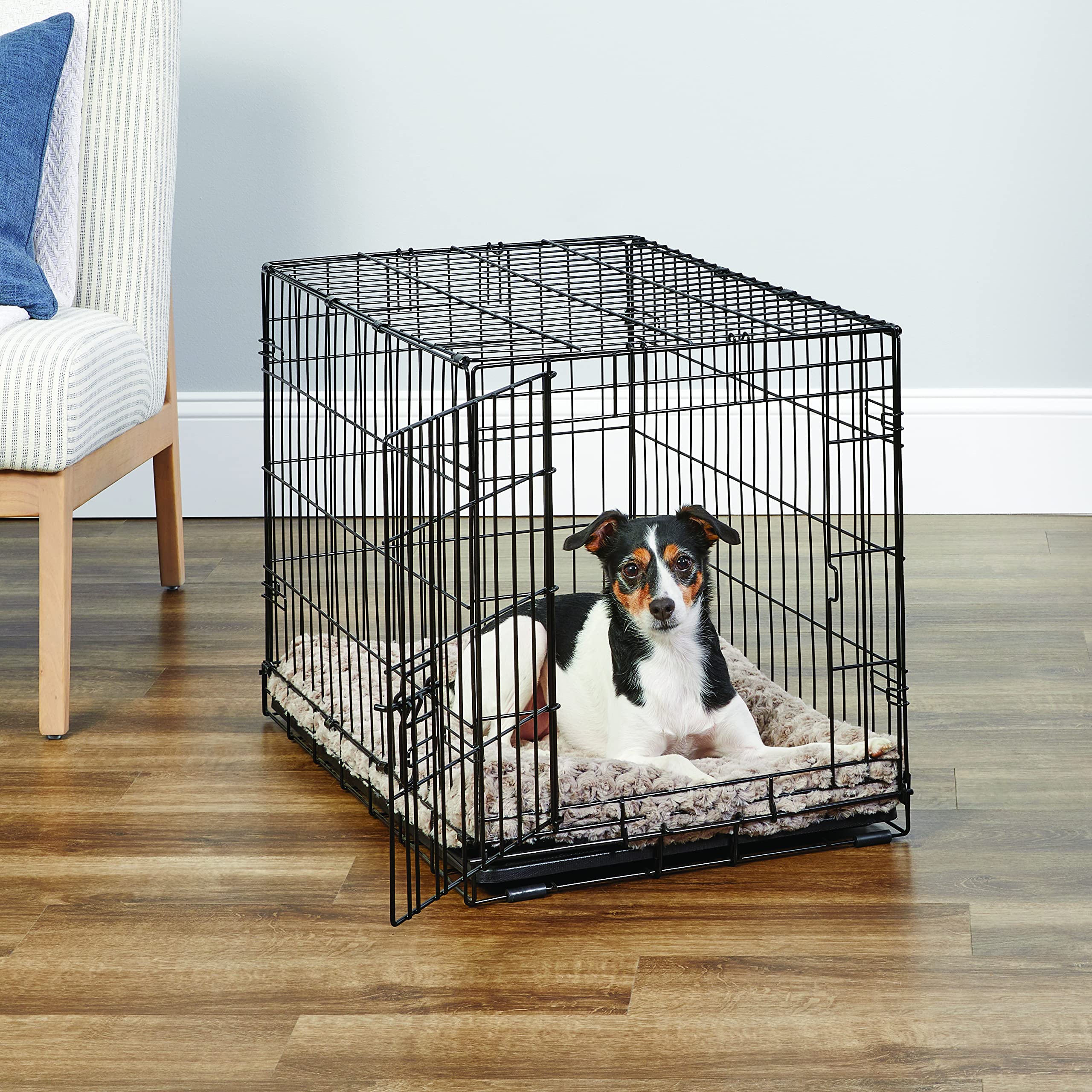 New World cage chien avec verrou coulissant et bloc patte pour sécurité.