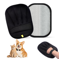 Gants Nicedongxi anti-poils animaux en action sur canapé pour un entretien rapide.