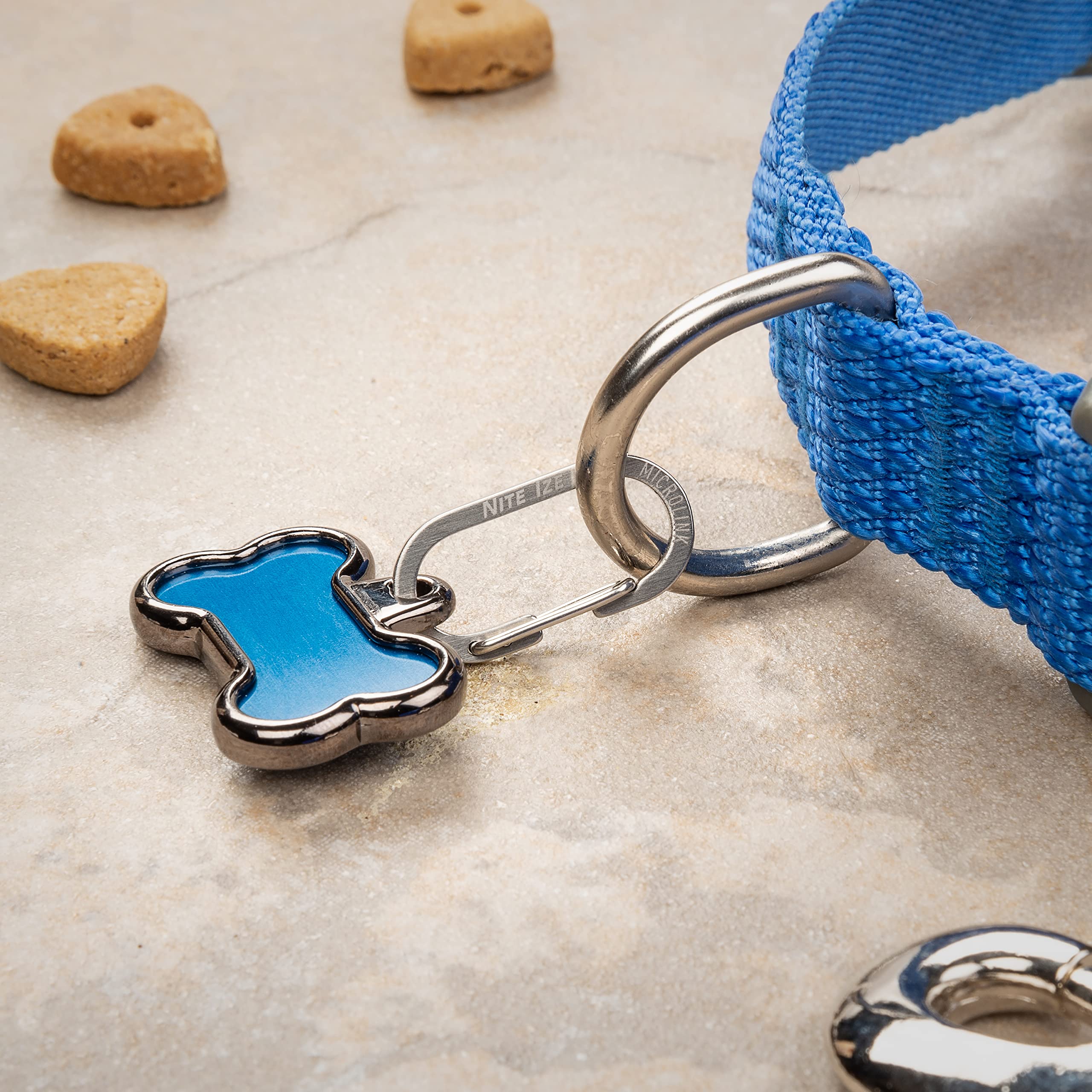 Attache universelle adaptée à la plupart des colliers et harnais.