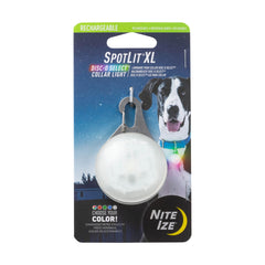 Nite Ize SpotLit XL sur collier, visibilité nocturne améliorée.
