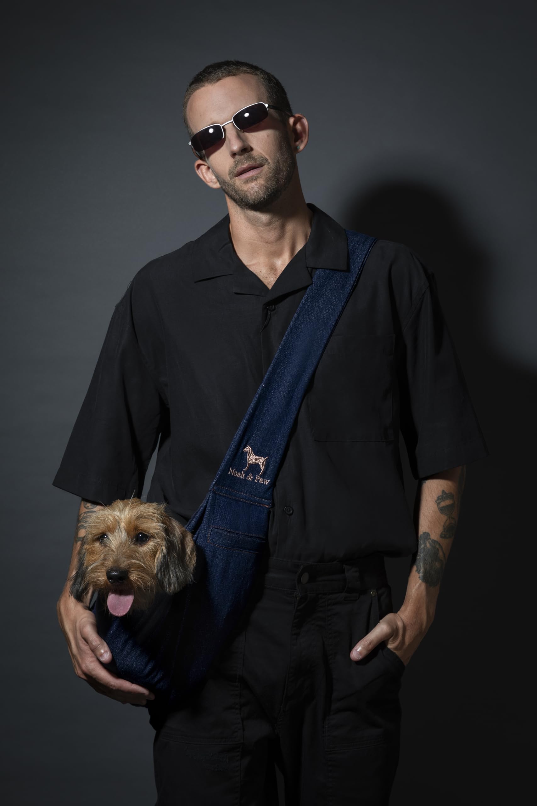 Noah & Paw sling convient aux chiens et chats pesant 2,2 à 8 kg.