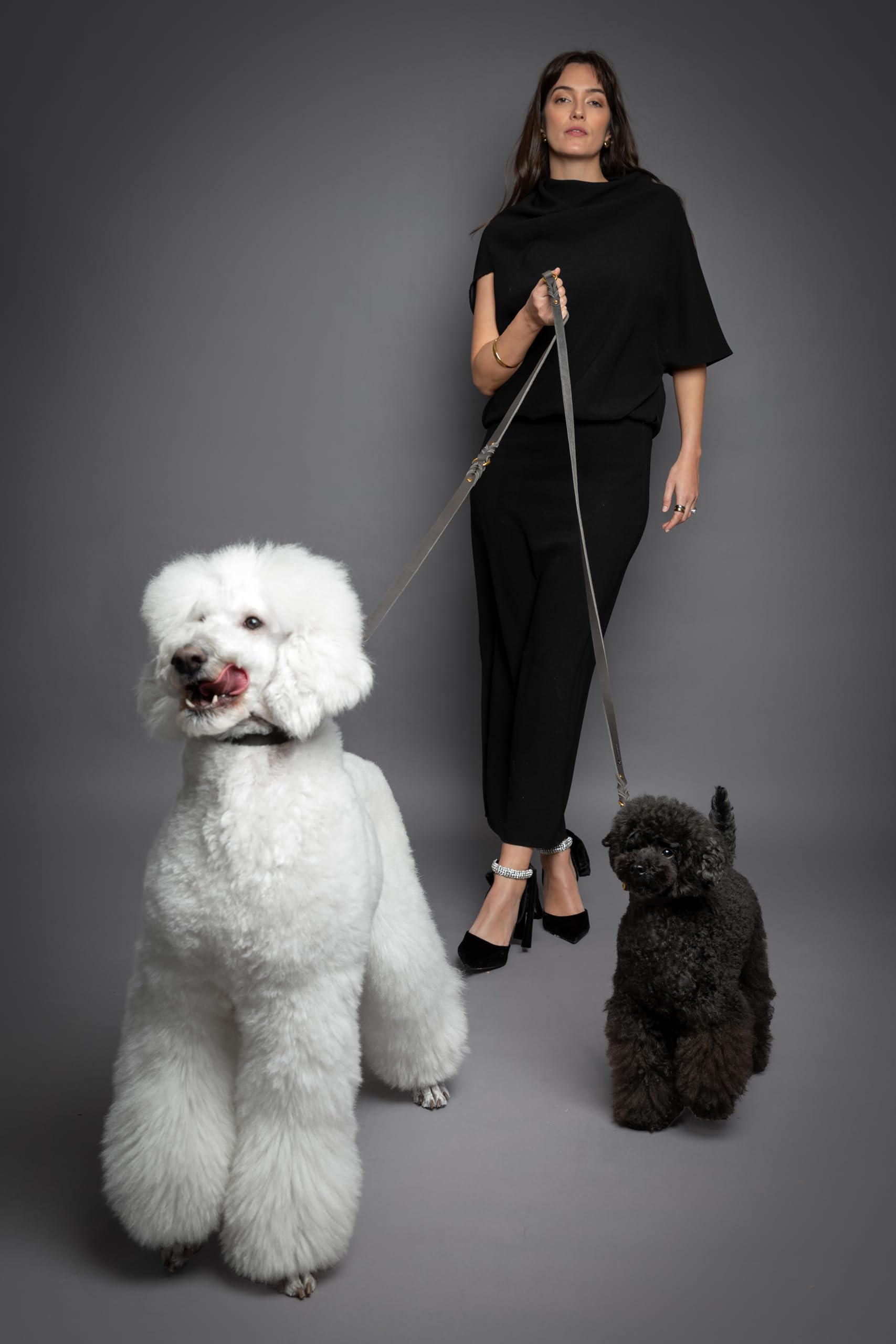 NOAH & PAW collier-assorti gris, look coordonné et raffiné.