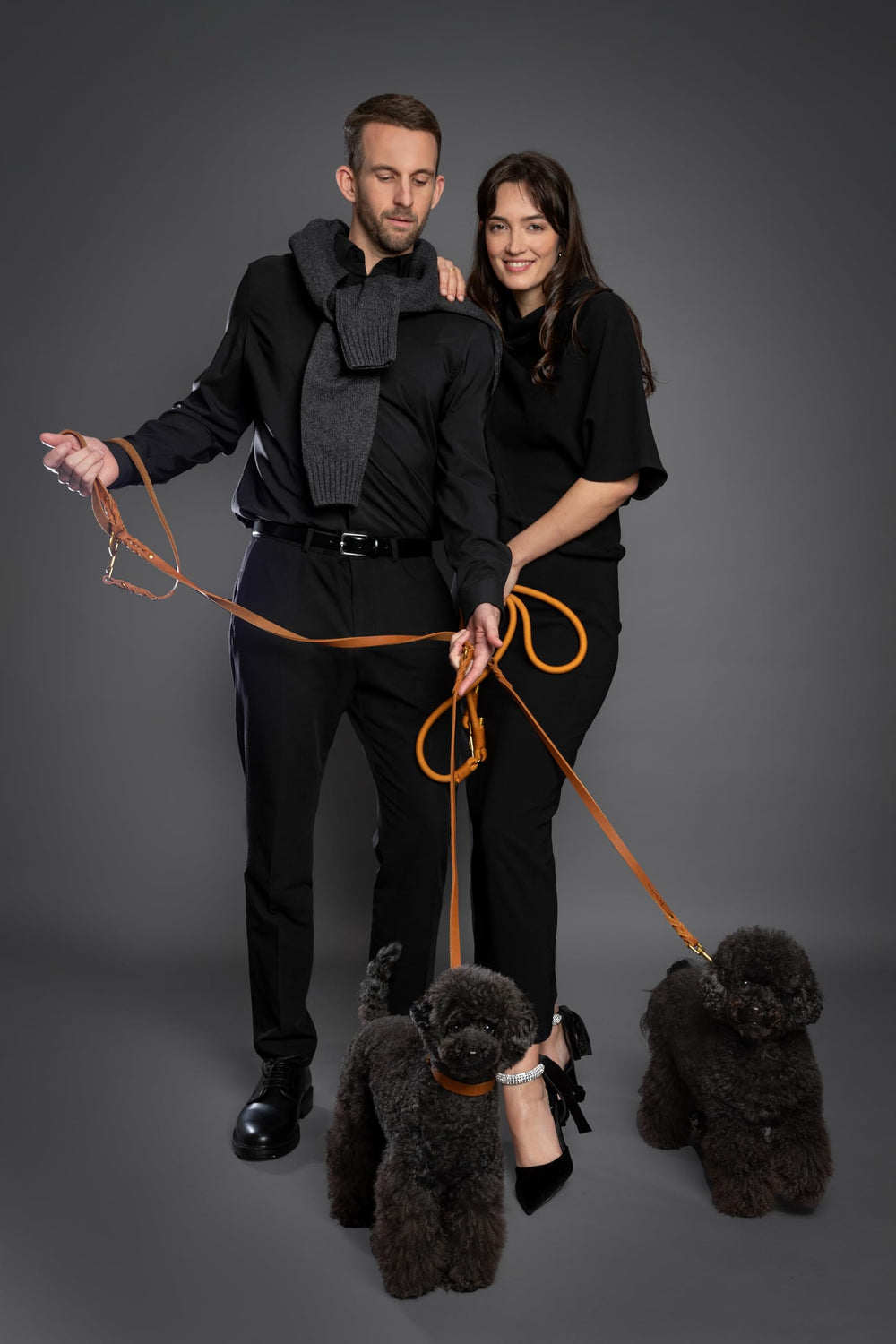 Ensemble coordonné avec collier assorti pour un look élégant.