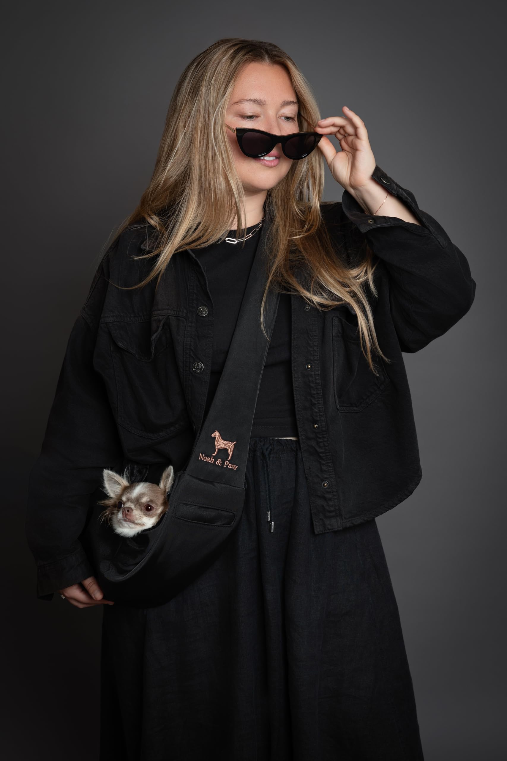 Noah & Paw sling : sangle reglable pour ajustement personnalisé.