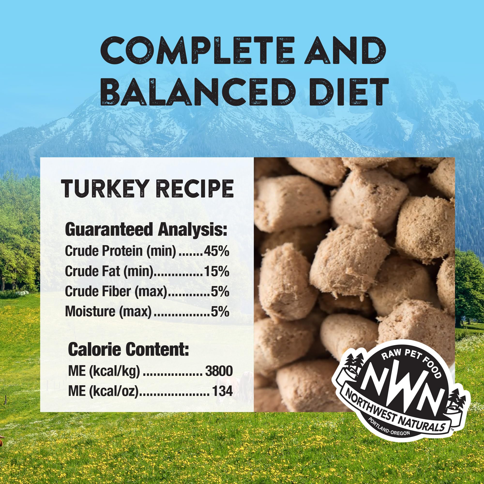 Chat en train de manger les bouchées Northwest Naturals, repas savoureux.
