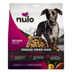 Nulo boeuf lyophilisé avec pommes dans bol prêt à servir pour chien.