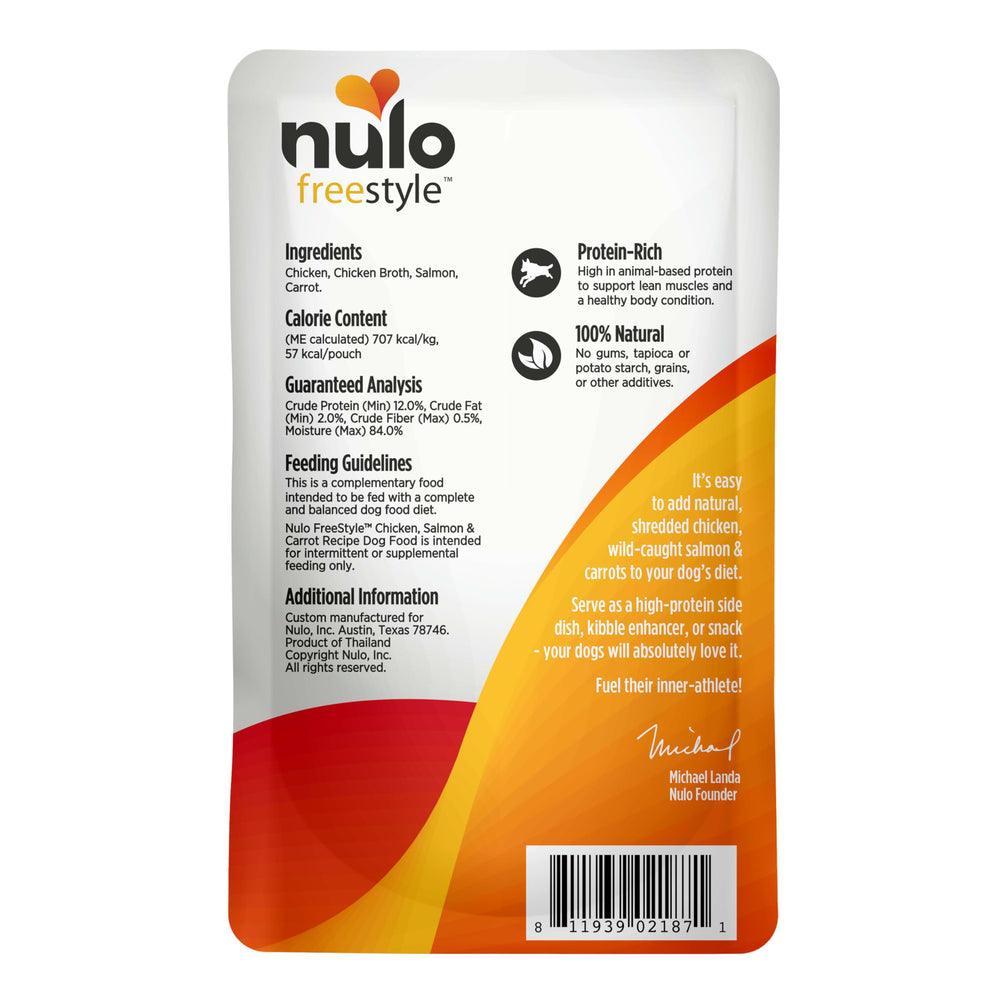 Nulo Freestyle chien heureux dégustant le topping savoureux et pratique.