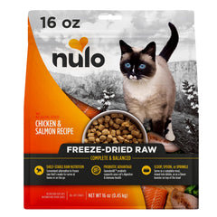 Nulo Freestyle Freeze-Dried Chat avec poulet et saumon, bol appétissant.