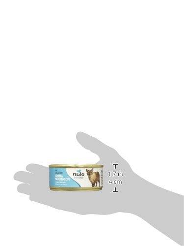 Nulo saumon-maquereau pate chat - enrichi en canneberges et algues pour les nutriments.