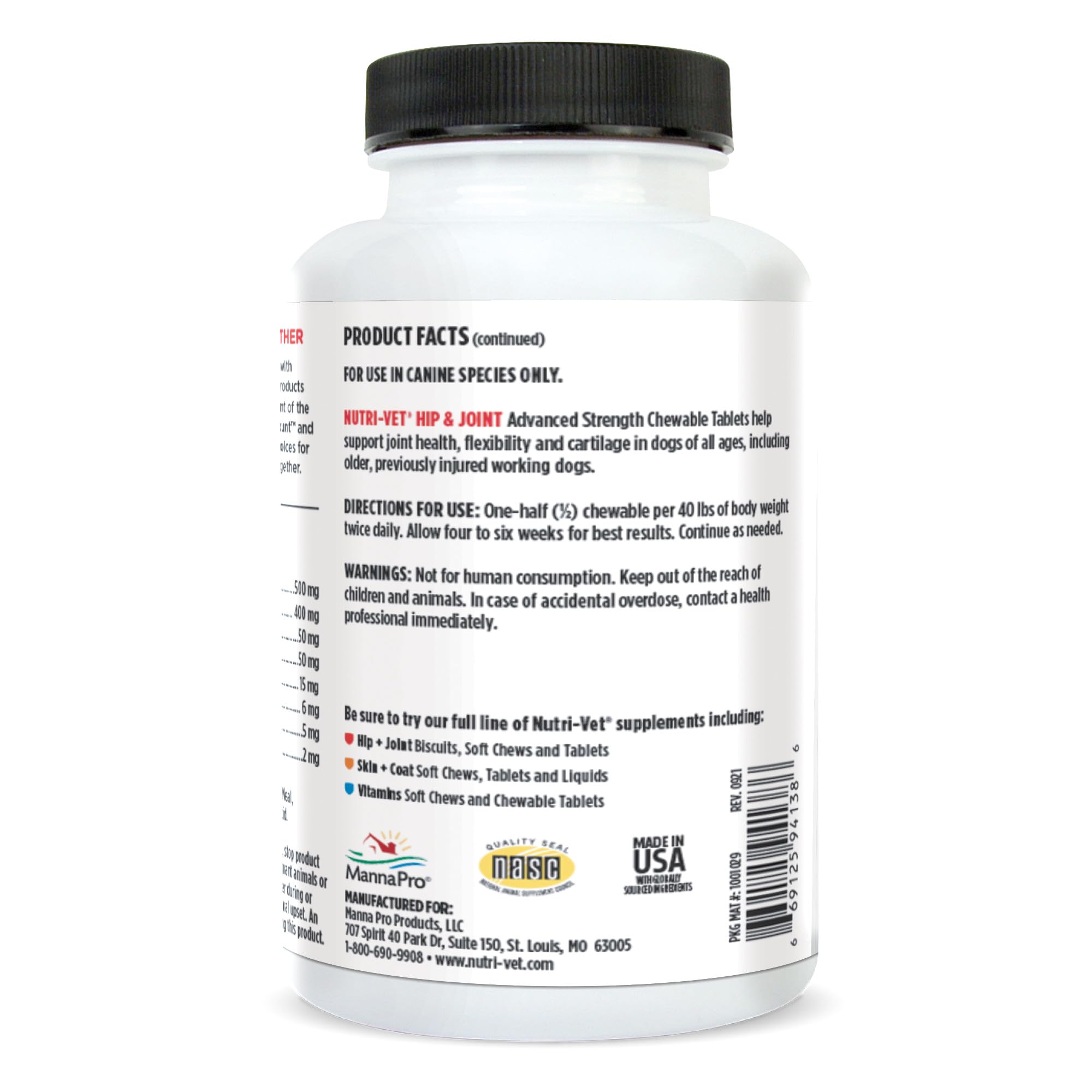 Nutri-Vet Advanced Strength plan rapproché d’un chien heureux recevant un comprimé foie.