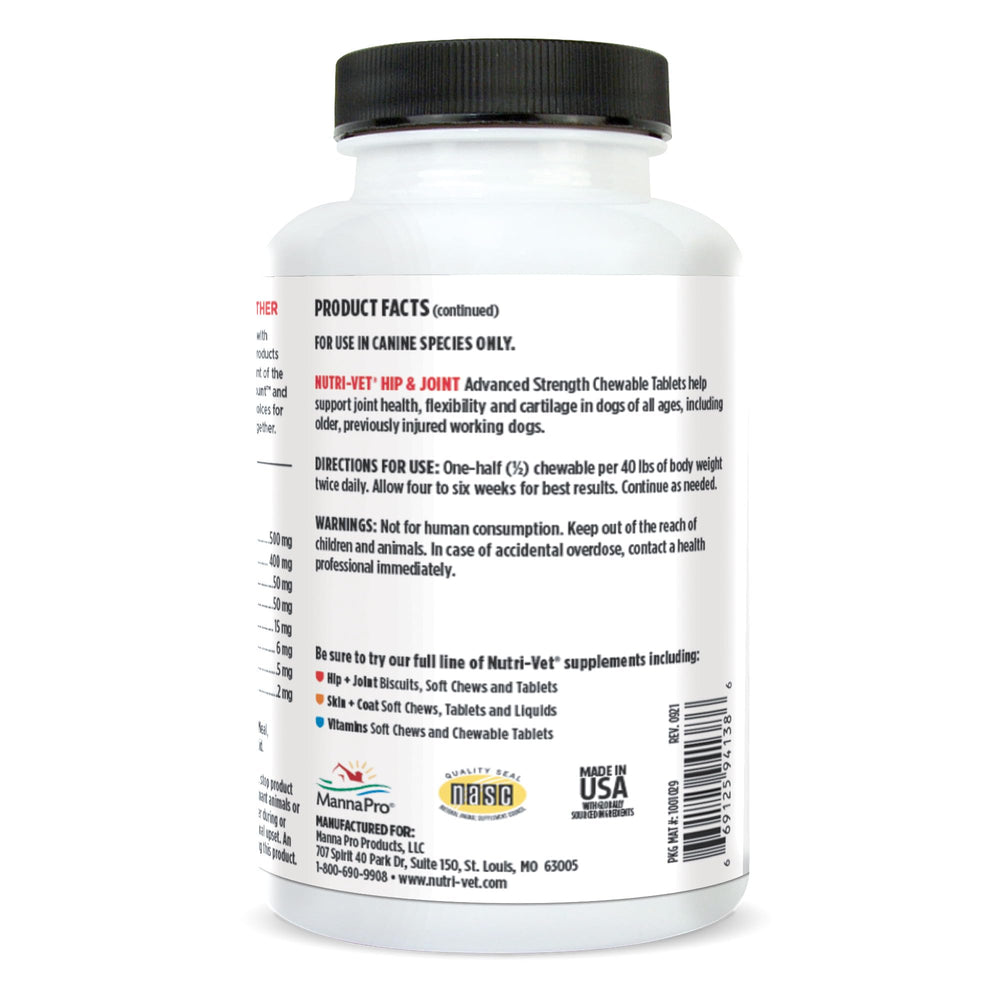 Nutri-Vet Advanced Strength plan rapproché d’un chien heureux recevant un comprimé foie.