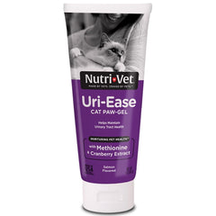 Gel-patte Nutri-Vet Uri-Ease sur patte de chat au saumon, pratique et appétent.