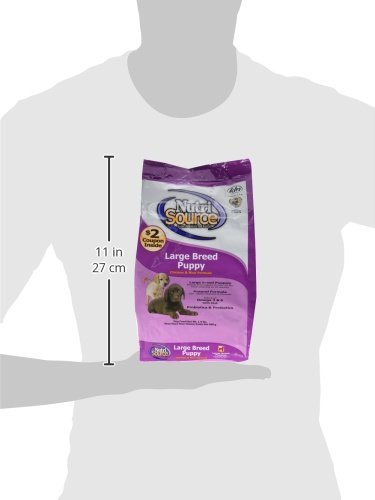 Chiot mangeant NutriSource dans une gamelle avec croquettes NutriSource.