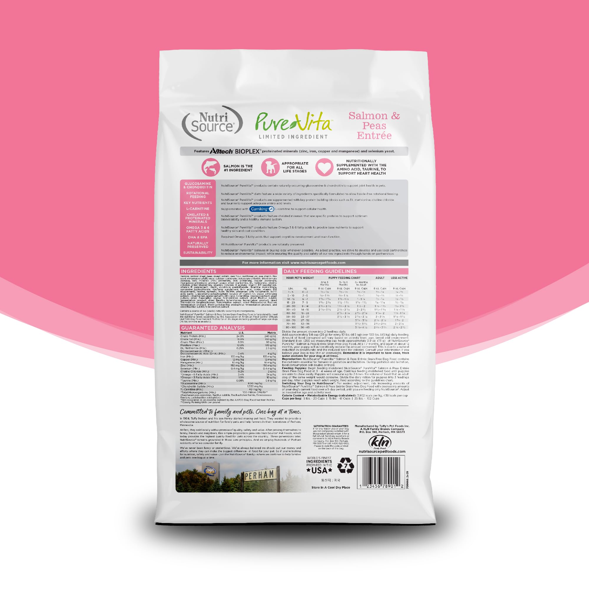 Croquettes NutriSource Pure Vita saumon et pois en gros plan, texture compacte.