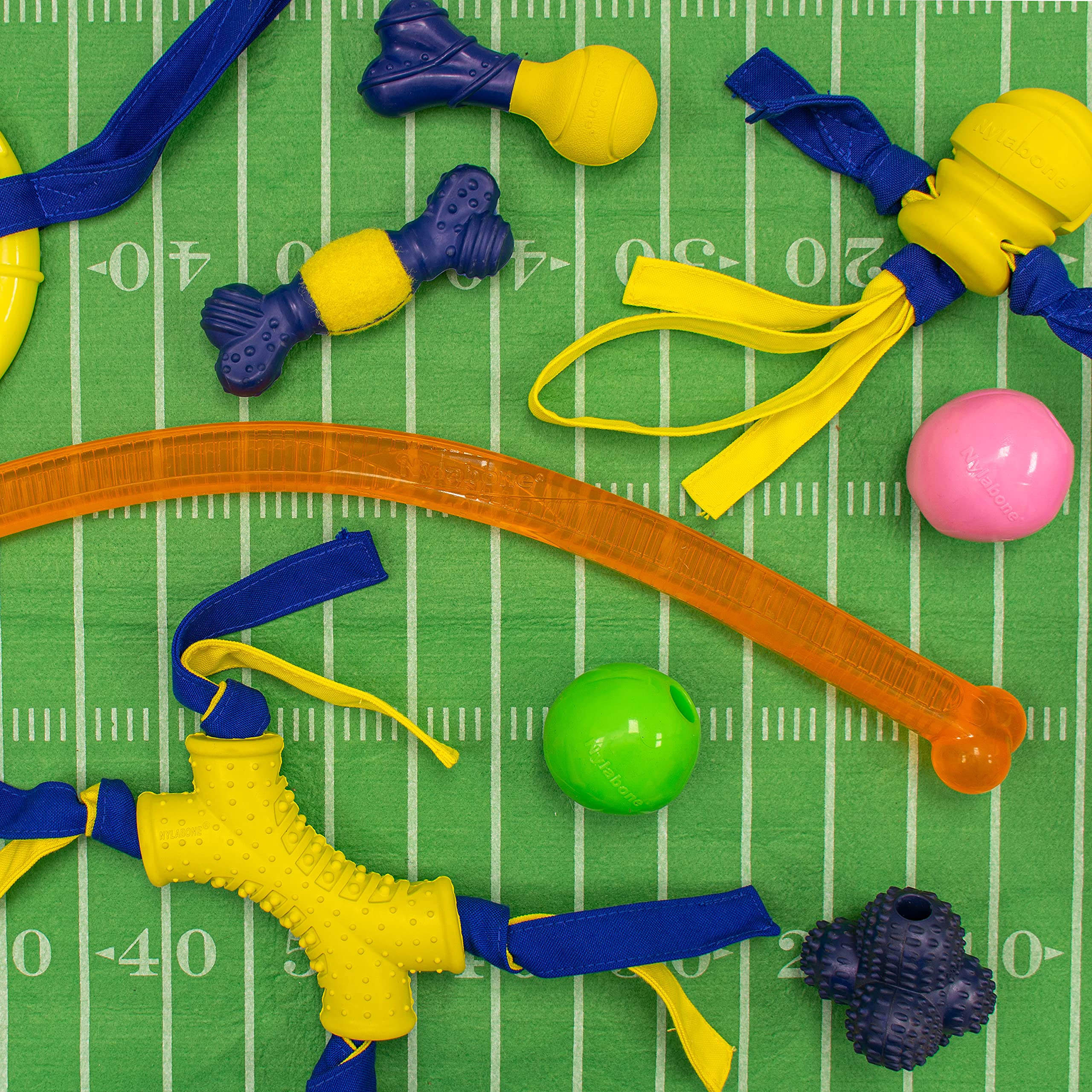 Nylabone Power Play Crazy Ball possède une texture anti-glisse pour une prise sécurisée.