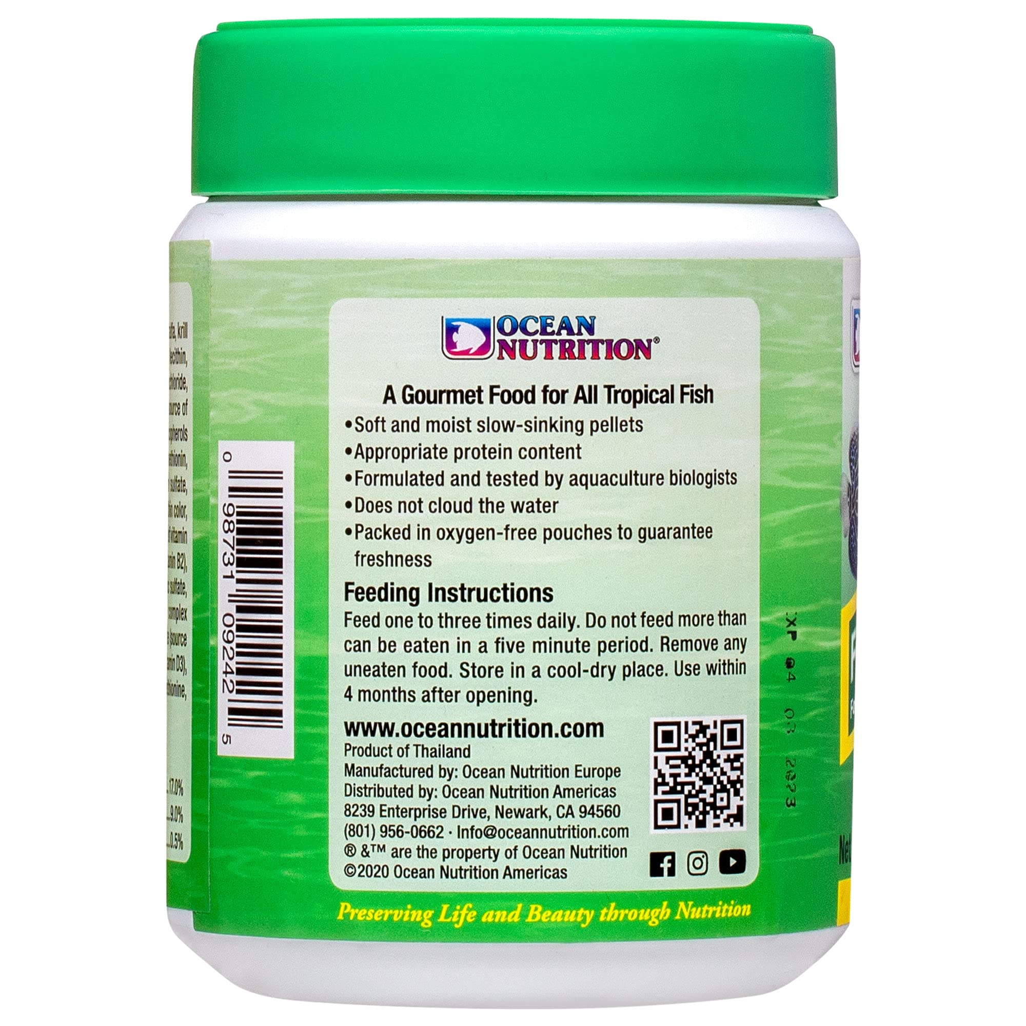 Ocean Nutrition Formule Deux - paillettes en action lors du nourrissage des poissons herbivores.