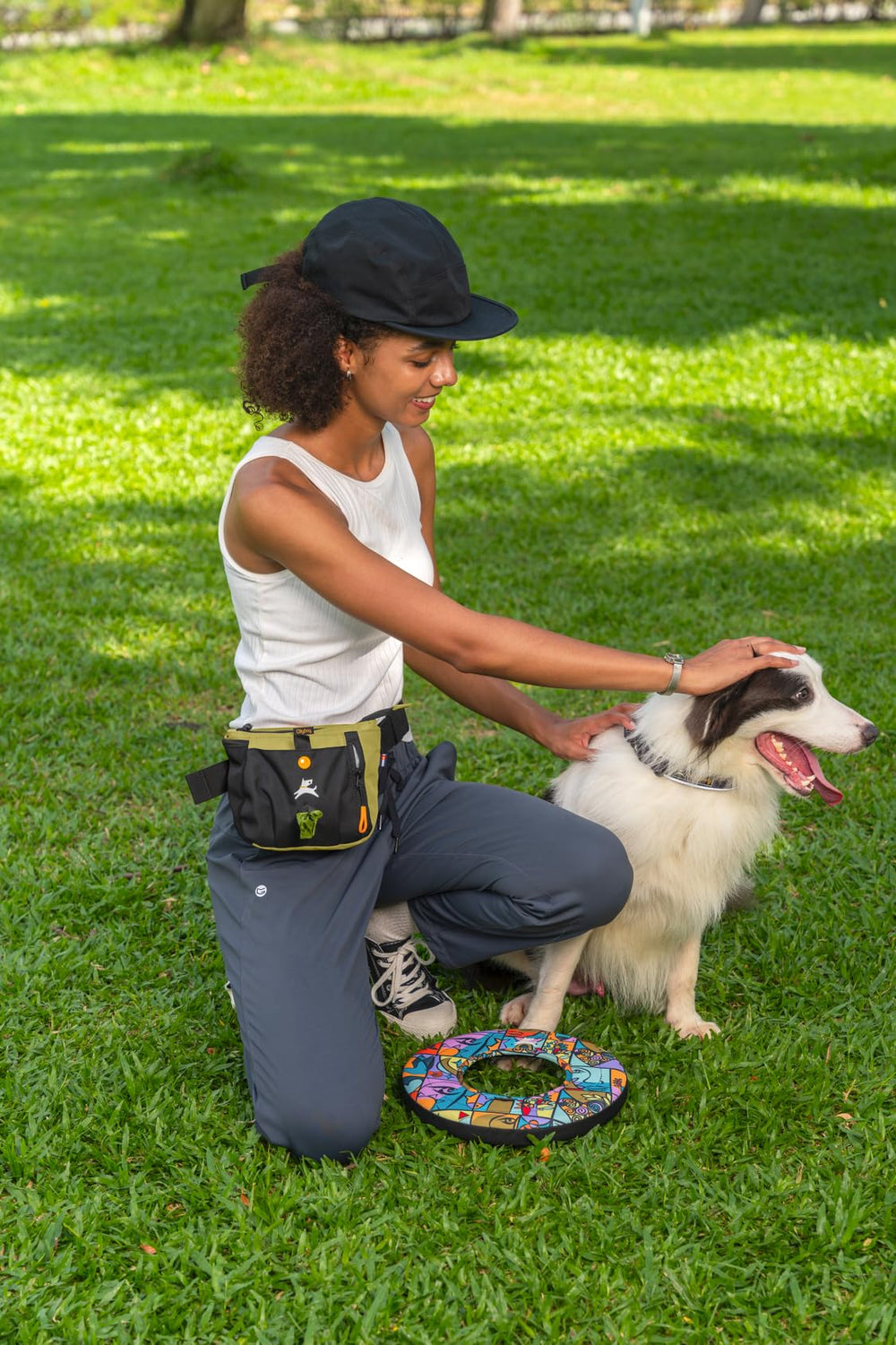 OllyDog Backcountry Day Bag avec distributeur de sacs intégré.