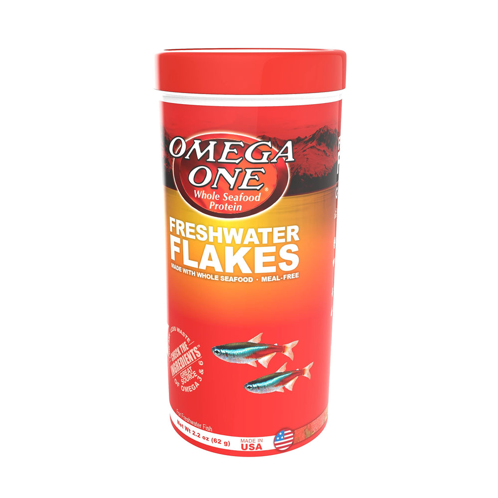 Omega One Flocons d’eau douce, coloration naturelle des poissons en action.