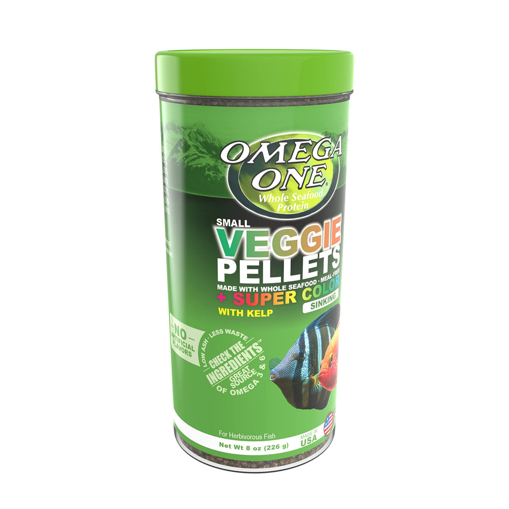 Gros plan sur les granulés Omega One, texture attrayante et appétit potentiel des poissons.