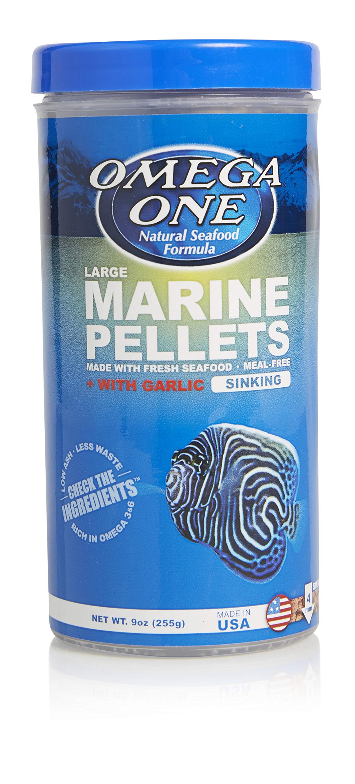 Omega One granulés marins à l’ail qui coulent, pour nourrir facilement les poissons.