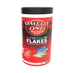 Omega One Super Color Flakes: flocons dans bol favorisant la couleur naturelle.