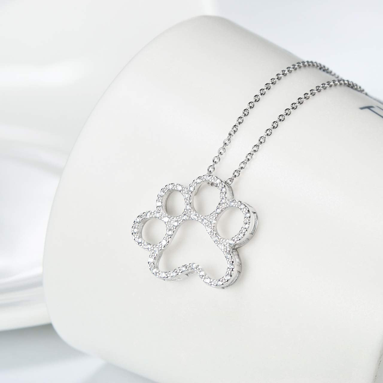ONEFINITY détail patte argent, design raffiné et hypoallergénique.