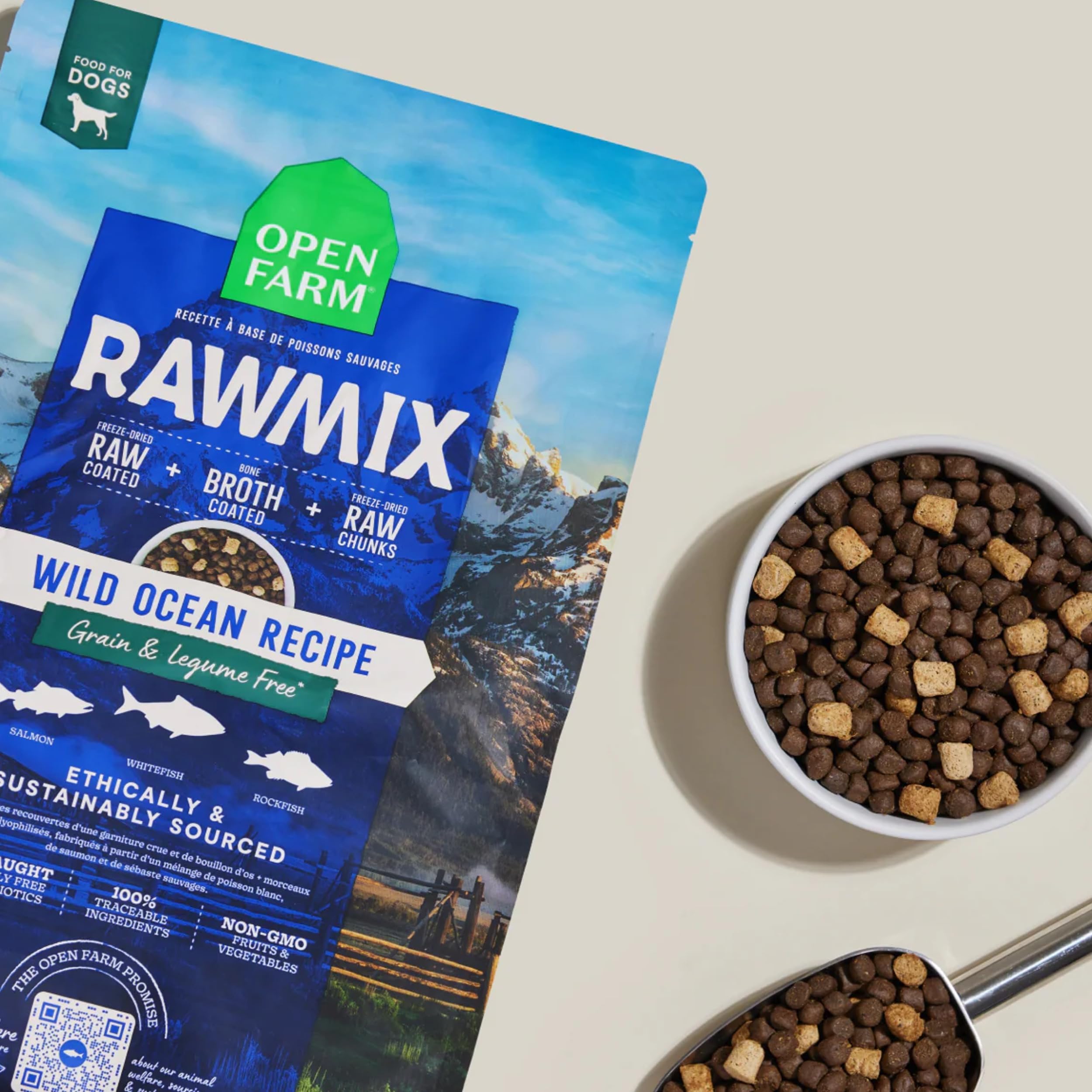 Open Farm RawMix morceaux crus lyophilisés intégrés pour texture et goût.