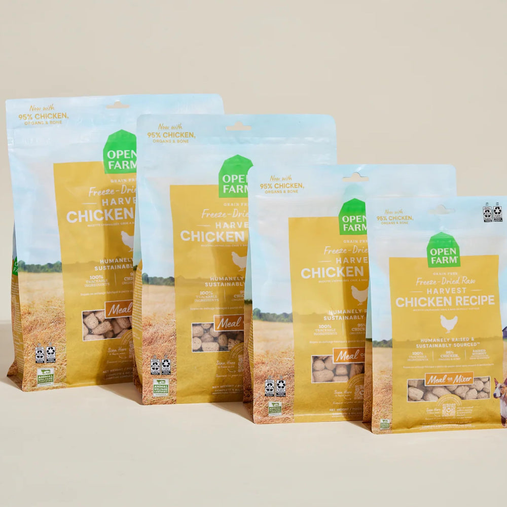 Open Farm repas poulet lyophilisé, image claire sur packaging et morceaux appétissants.