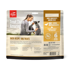 ORIJEN friandises chien canard lyophilisé dans la main, idéal entraînement.