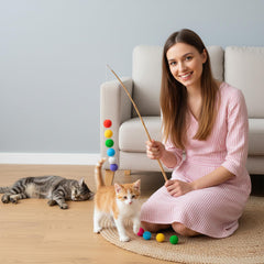 Chat jouant avec une balle Pom Pom Ouligay.