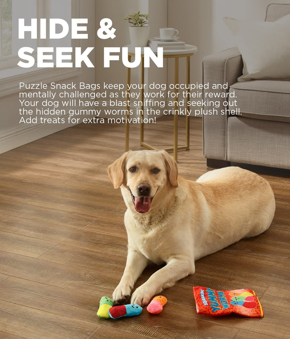 Le chien détecte les vers gélifiés dans le sac en peluche Outward Hound.