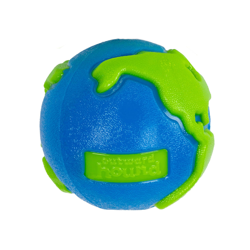 Outward Hound Planet Ball, gros plan : diffusion de friandises pendant le jeu.