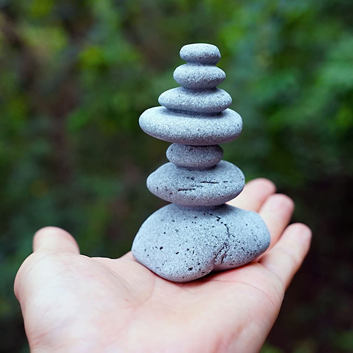 OwMell pierre équilibre cairn, statue jardin apportant calme et ambiance zen.