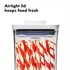 OXO Good Grips Pet POP design carre empilable pour optimiser l'espace.