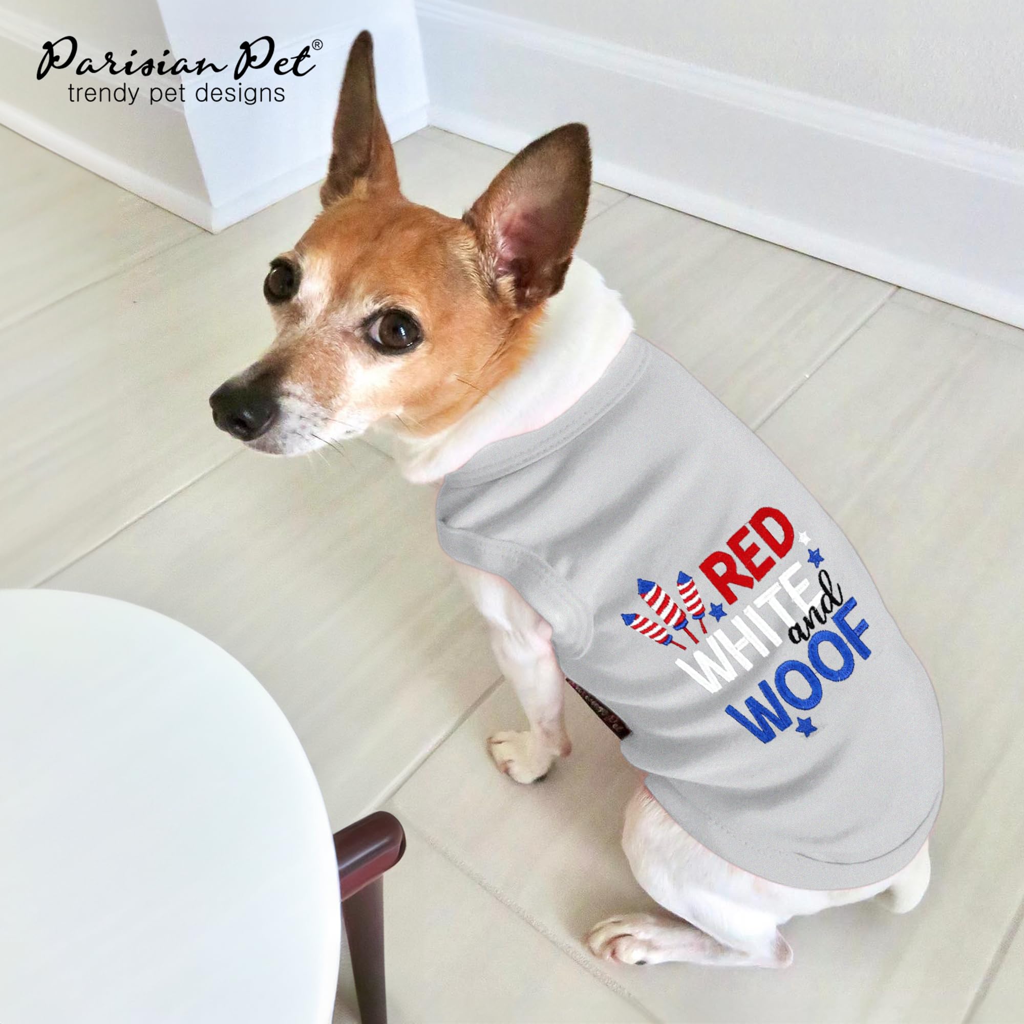 Graphique Rouge Blanc Wouf sur tee-shirt Parisian Pet, style patriotique