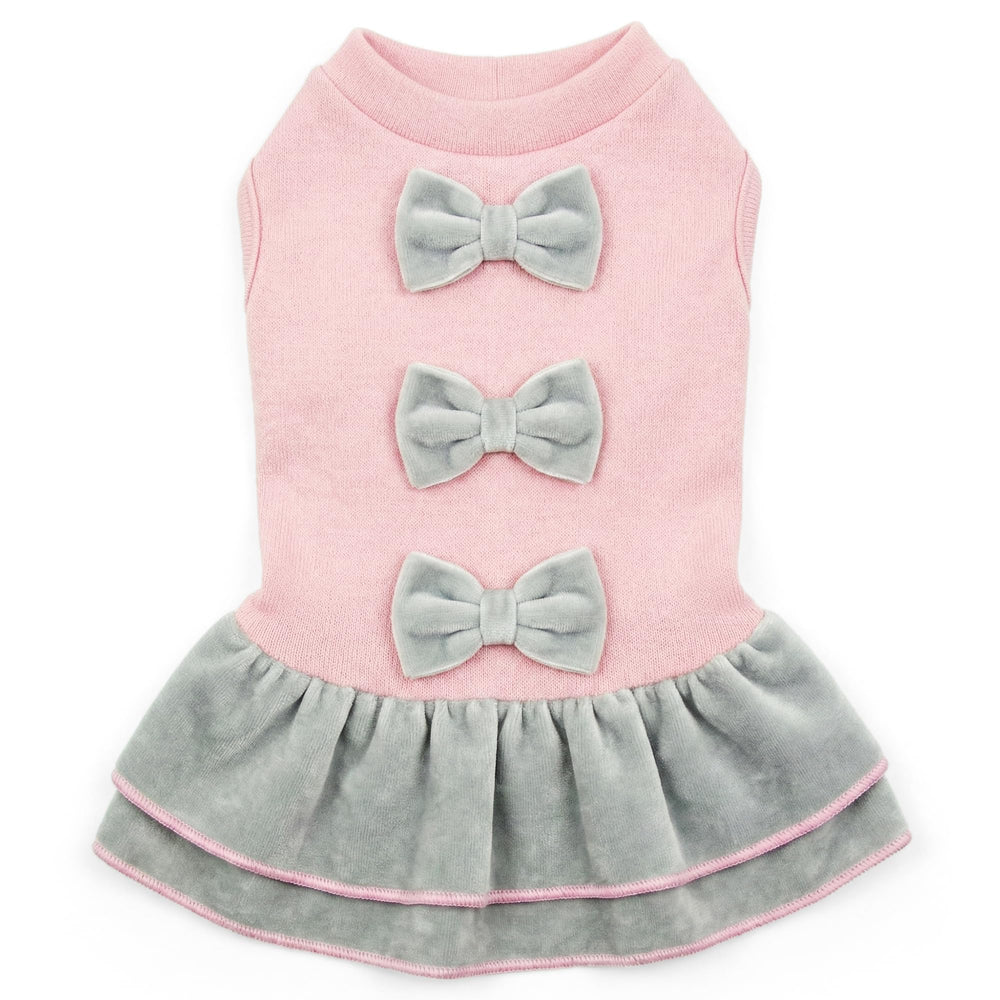 Robe Parisian Pet pour chien rose avec noeud chic, confort et style pour sorties hivernales.