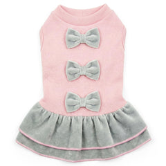 Robe Parisian Pet rose pour chien, avec noeud hivernal, idéale pour les balades hivernales et les fêtes.