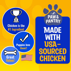 Texture douce des bâtonnets au poulet Paw & Pantry prête à être croquée.