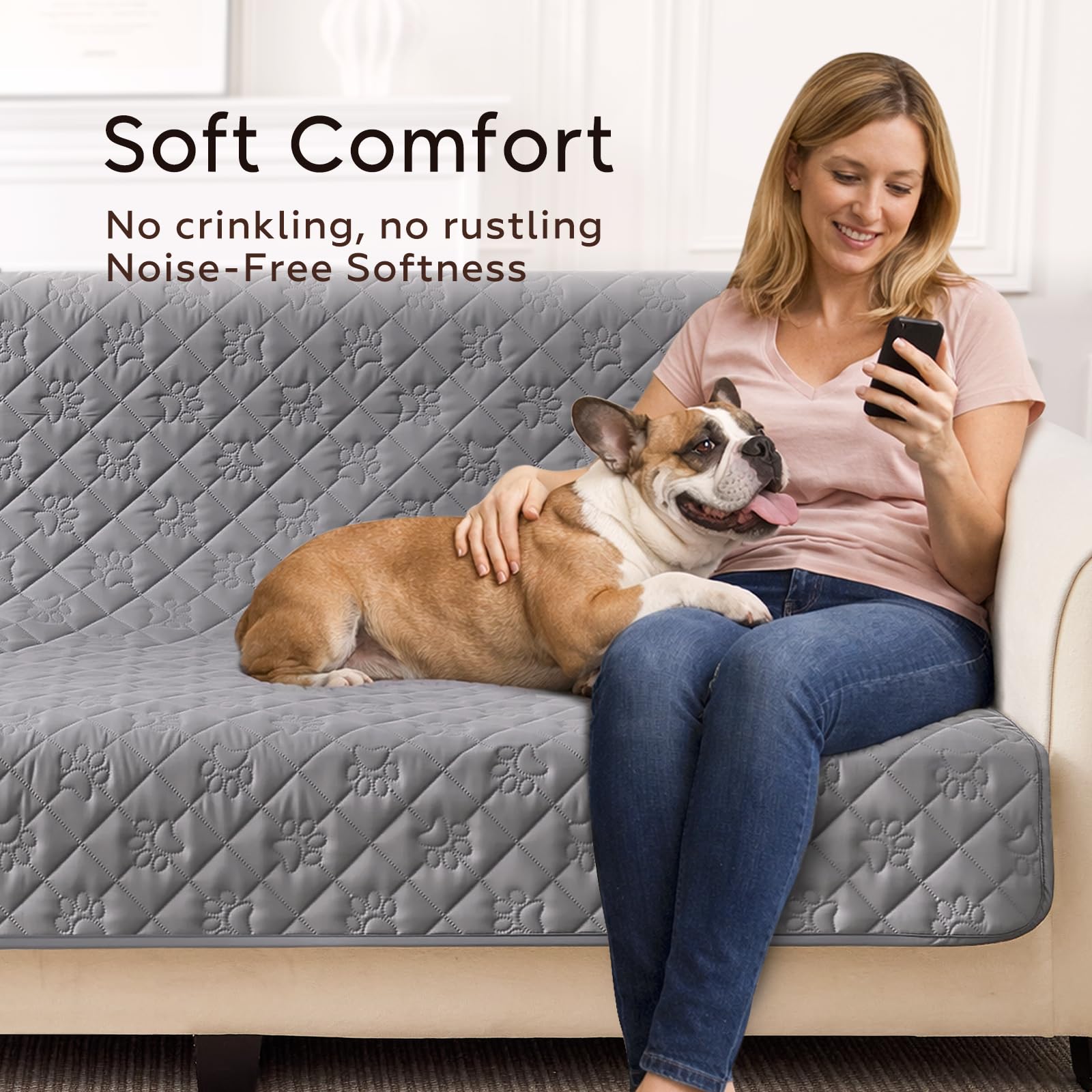 PAWFINITY tissu doux et silencieux pour chiens sur canapé gris.