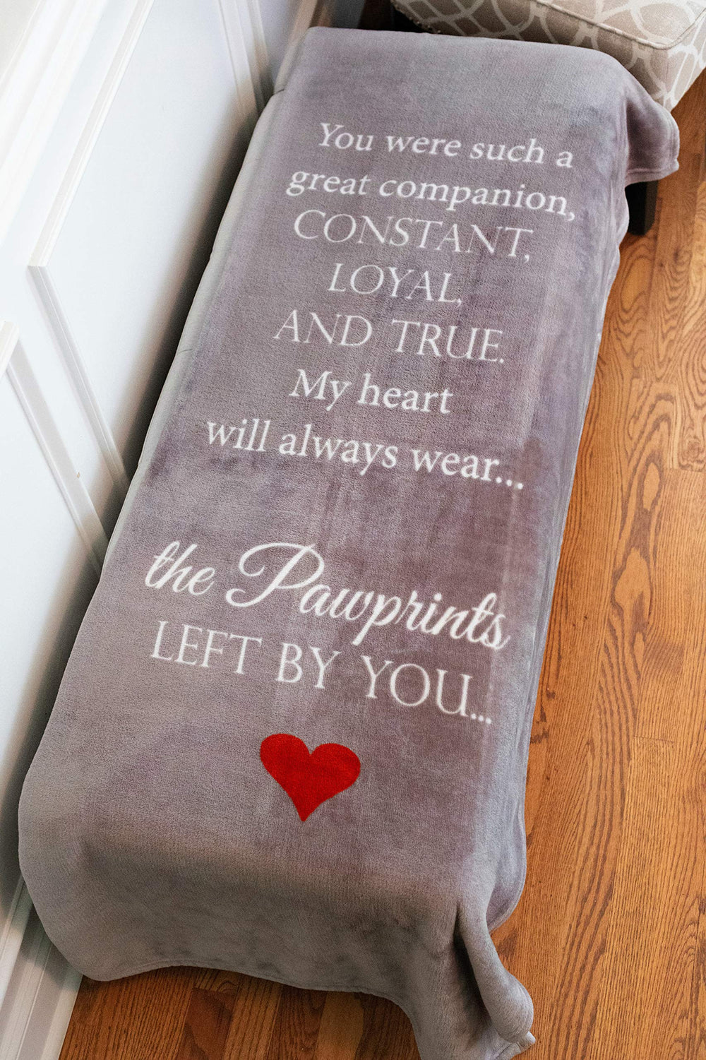 Pawprints Left by You – Personnalisation par nom d’animal en broderie.