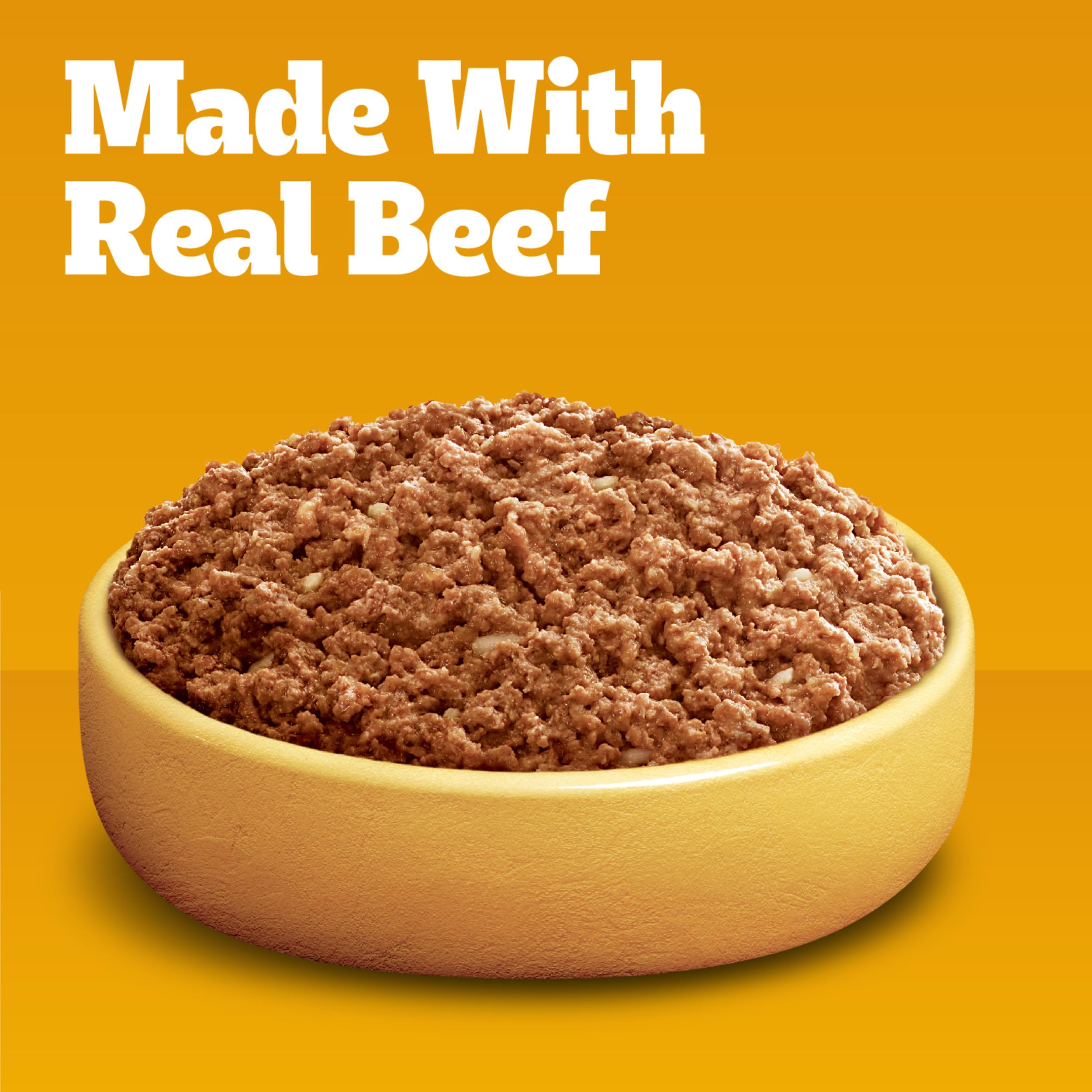 Pedigree Chopped Ground Dinner montre le chien en train de manger dans un bol.
