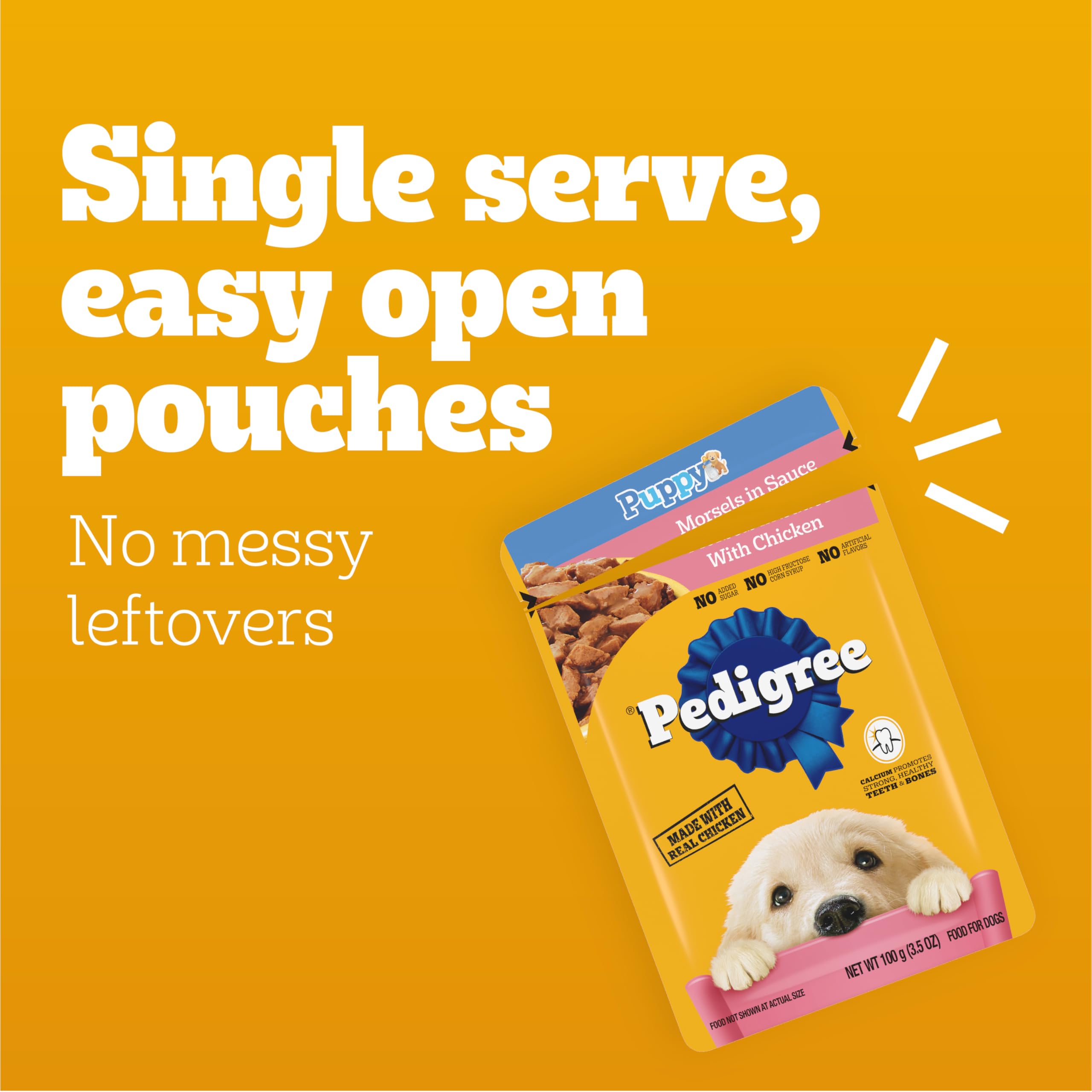 Chiot en train de manger Pedigree Puppy Morsels en sauce.