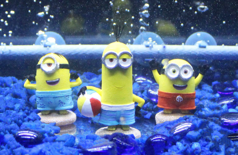 Penn-Plax Kevin: décor minion plage pour aquarium, idéal pour l’attrait visuel.
