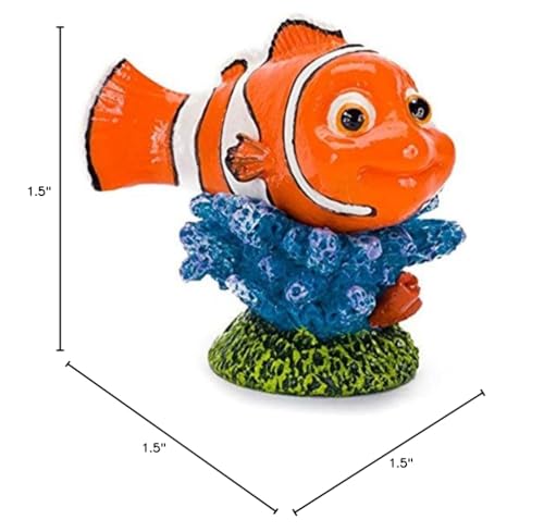 Nemo miniature Penn-Plax dans petit aquarium, facile à placer et à nettoyer.