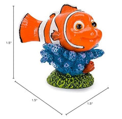 Nemo miniature Penn-Plax dans petit aquarium, facile à placer et à nettoyer.