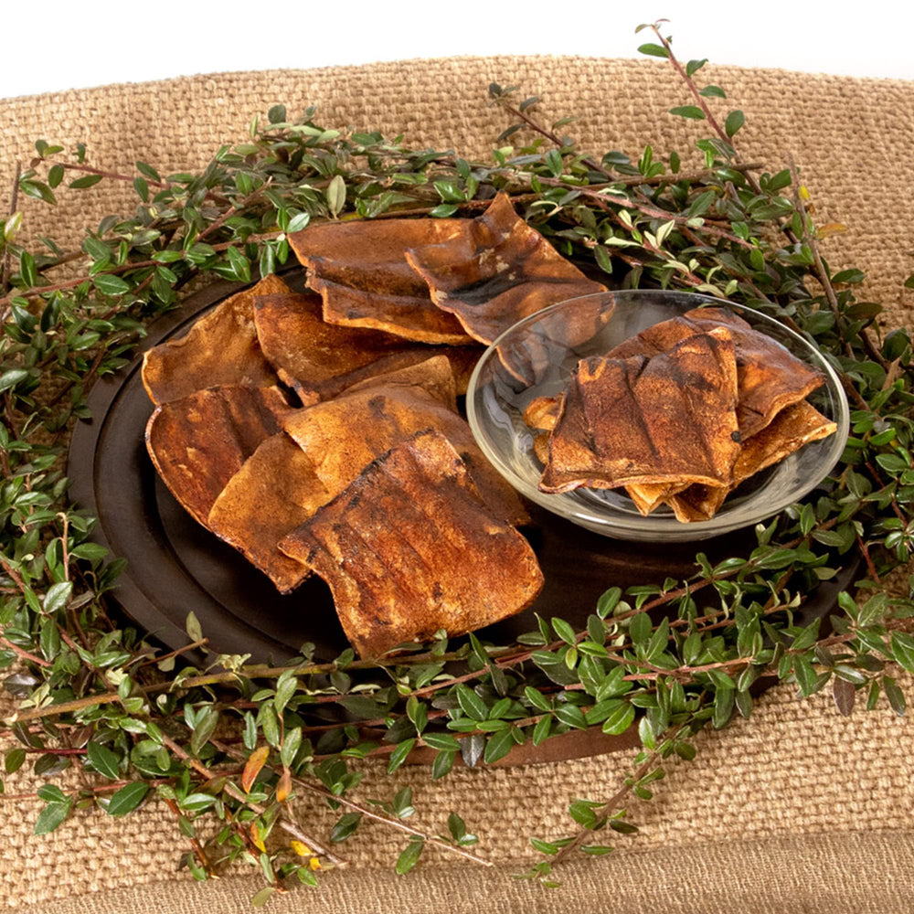 Chien mâchant Pet Factory Beefhide Chips au goût boeuf.