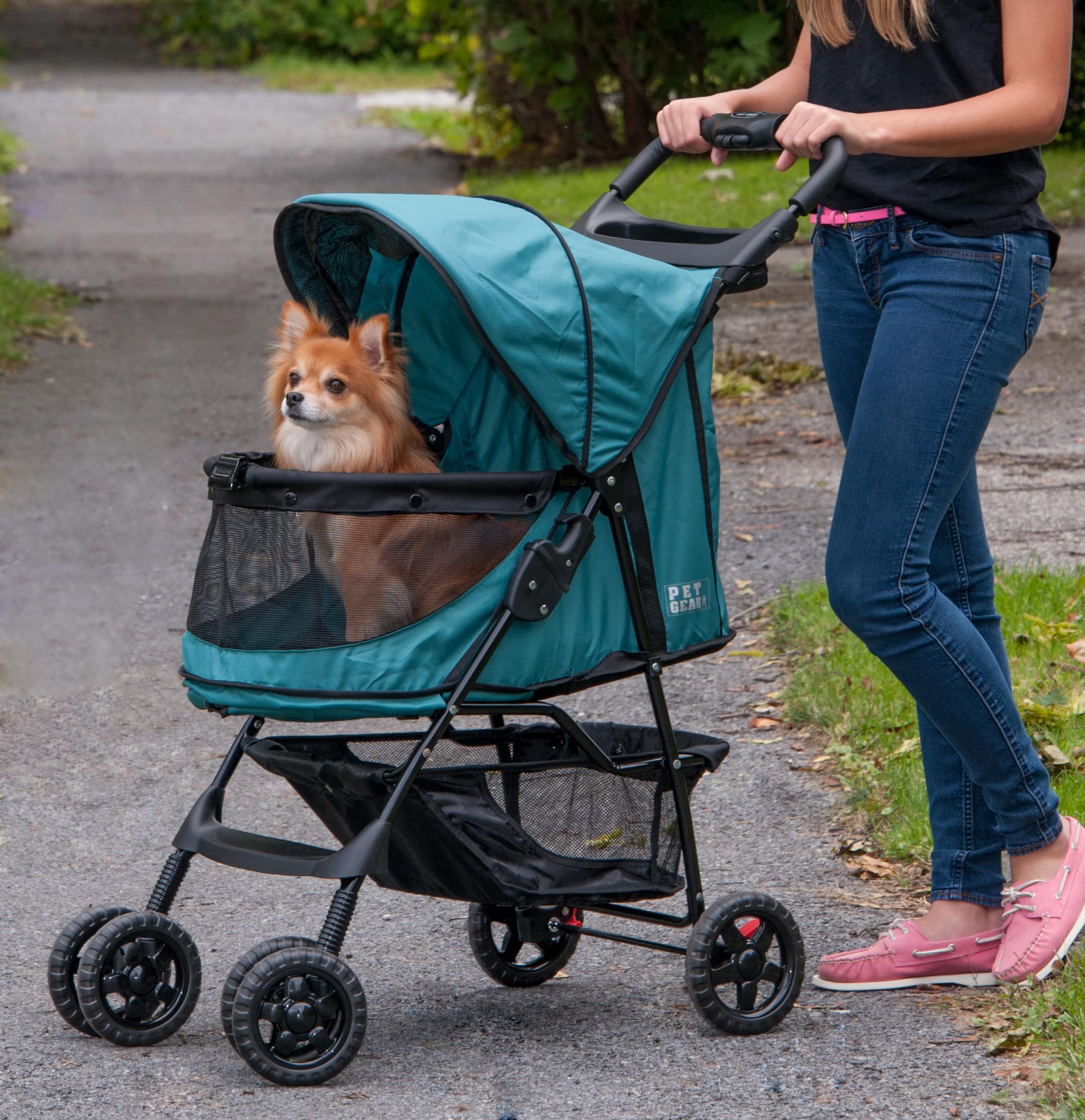 Pet Gear Happy Trails pliage facile d'une main pour ranger rapidement la poussette après la promenade.