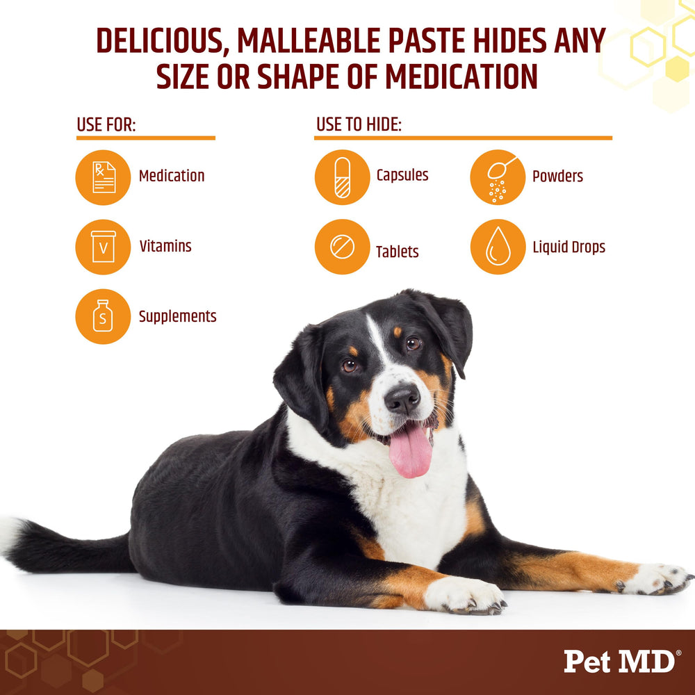 Main en train d'enrouler une pilule avec la pâte Pet MD Wrap-A-Pill.